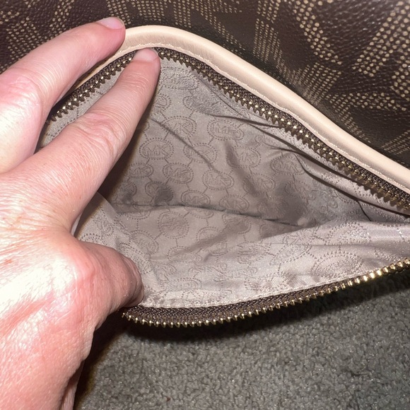 Micheal Kors cross body purse - Picture 3 of 6